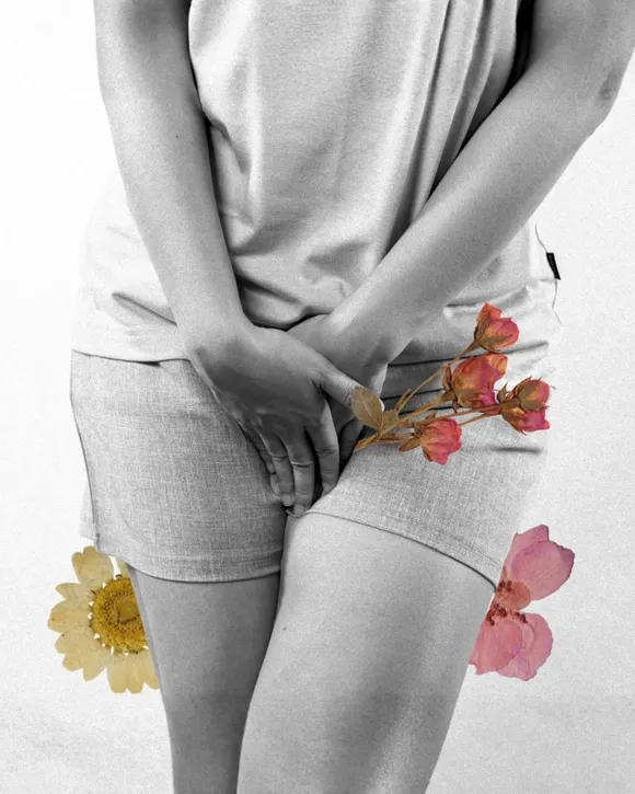 Montagem de uma pessoa com as mãos sobre a região íntima e flores